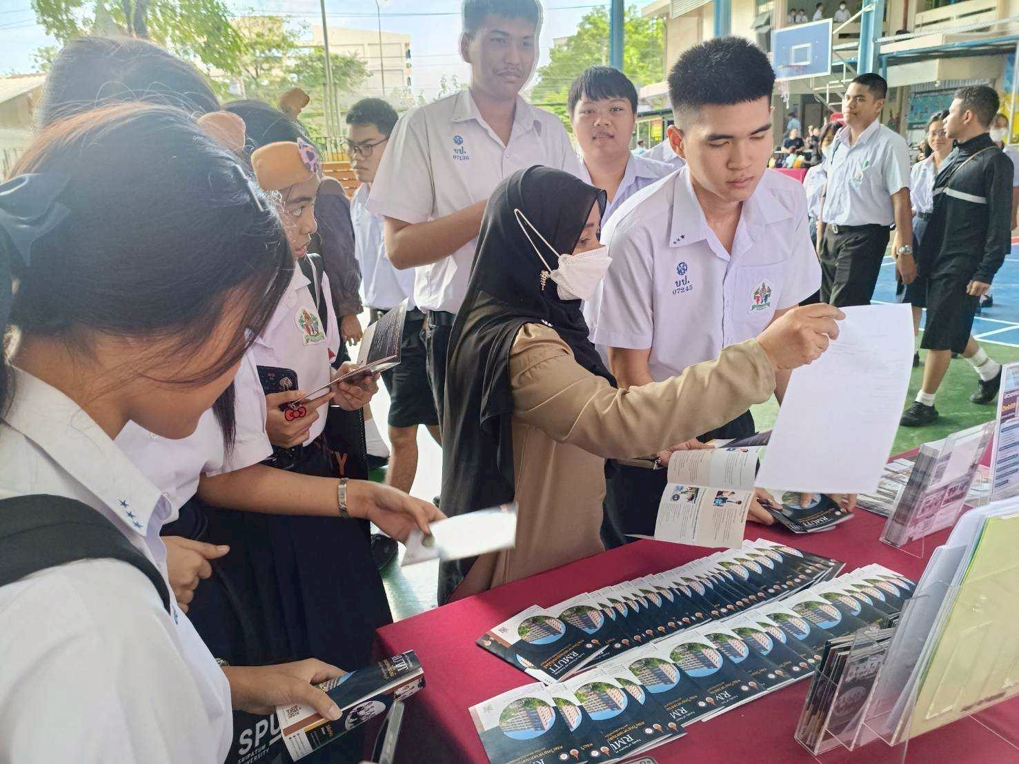 คณะวิทย์ฯ มทร.ธัญบุรี แนะแนว ร.ร.มัธยมบางกะปิ