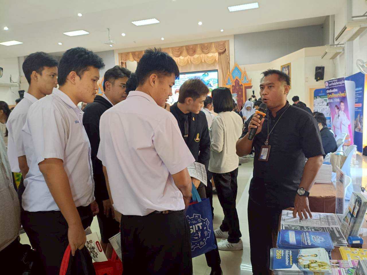 วิทย์ฯ มทร.ธัญบุรี แนะแนวอาชีพ ร.ร.บดินทรเดชา 4