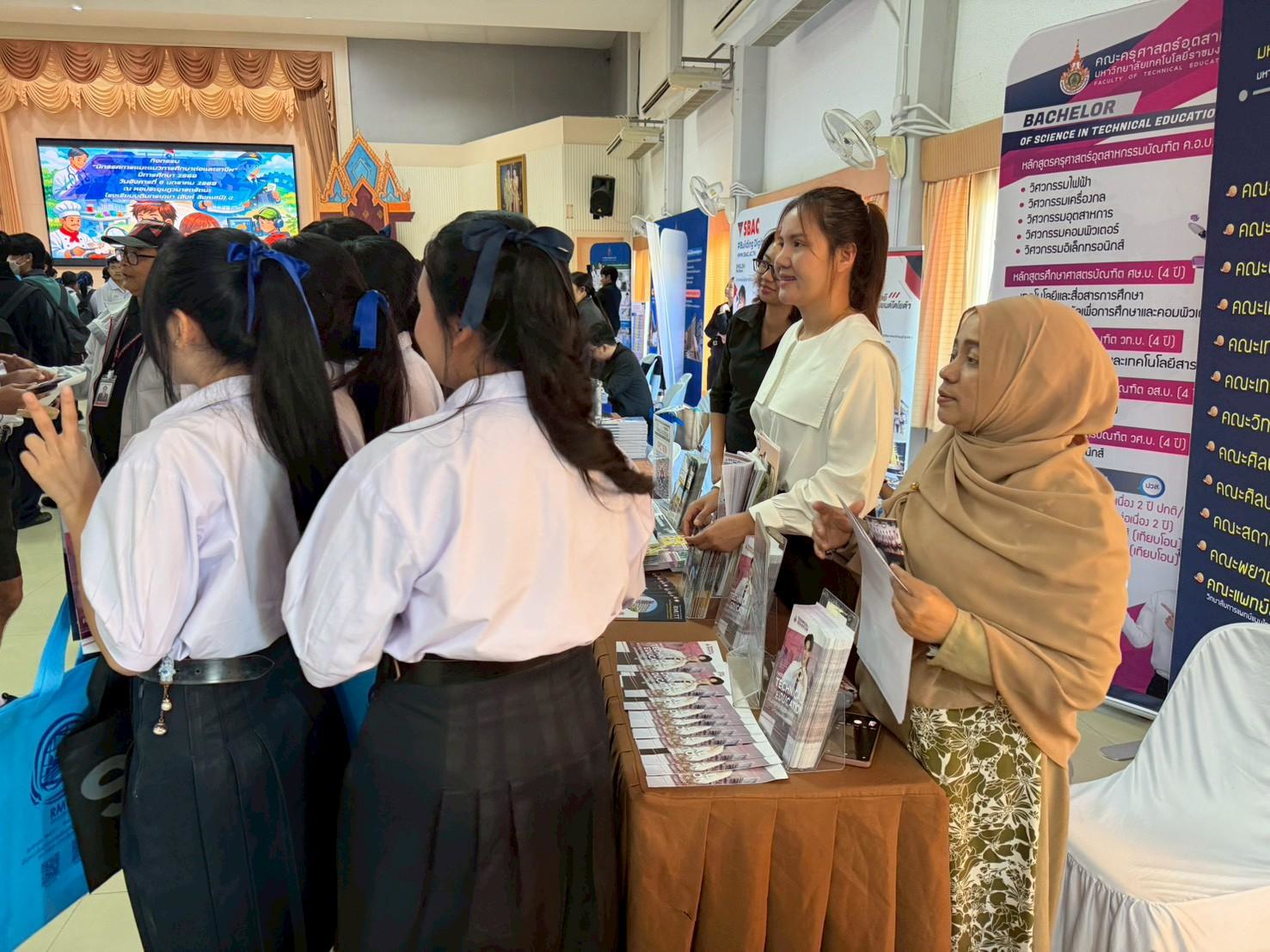 วิทย์ฯ มทร.ธัญบุรี แนะแนวอาชีพ ร.ร.บดินทรเดชา 4