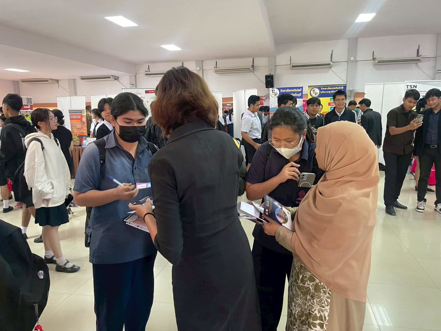 วิทย์ฯ มทร.ธัญบุรี แนะแนวอาชีพ ร.ร.บดินทรเดชา 4