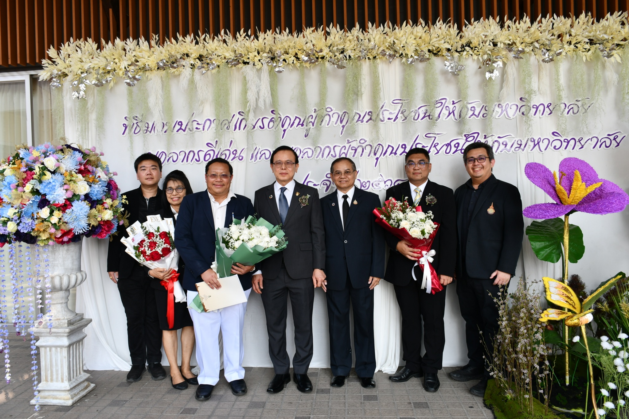 คณะวิทย์ฯ มทร.ธัญบุรี ยินดีกับ ผศ.นพรัตน์ และ อ.ประภาส รับโล่ผู้ทำคุณประโยชน์และบุคลากรดีเด่น ปี 2568