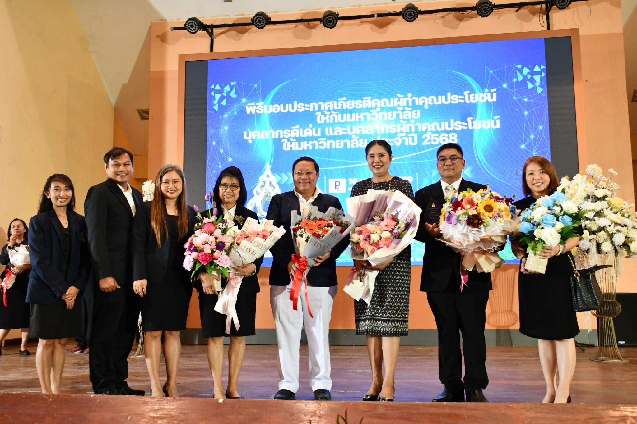 คณะวิทย์ฯ มทร.ธัญบุรี ยินดีกับ ผศ.นพรัตน์ และ อ.ประภาส รับโล่ผู้ทำคุณประโยชน์และบุคลากรดีเด่น ปี 2568