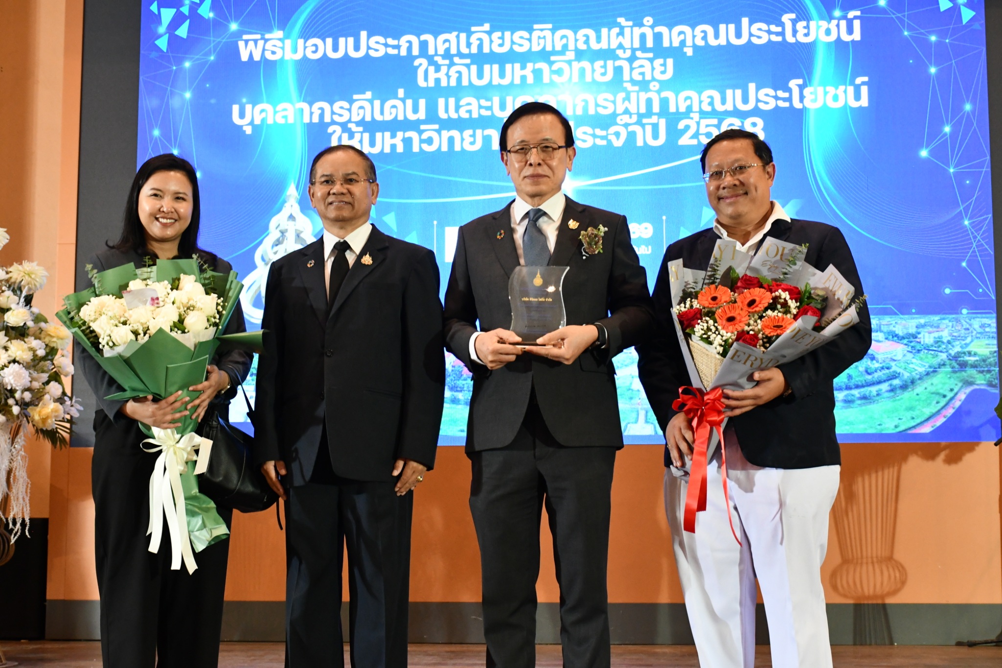 คณะวิทย์ฯ มทร.ธัญบุรี ยินดีกับ ผศ.นพรัตน์ และ อ.ประภาส รับโล่ผู้ทำคุณประโยชน์และบุคลากรดีเด่น ปี 2568