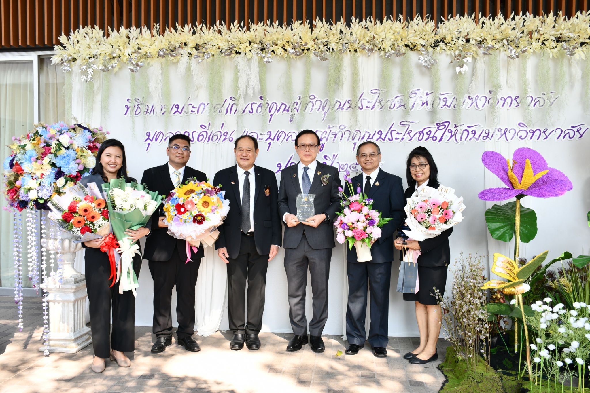 คณะวิทย์ฯ มทร.ธัญบุรี ยินดีกับ ผศ.นพรัตน์ และ อ.ประภาส รับโล่ผู้ทำคุณประโยชน์และบุคลากรดีเด่น ปี 2568