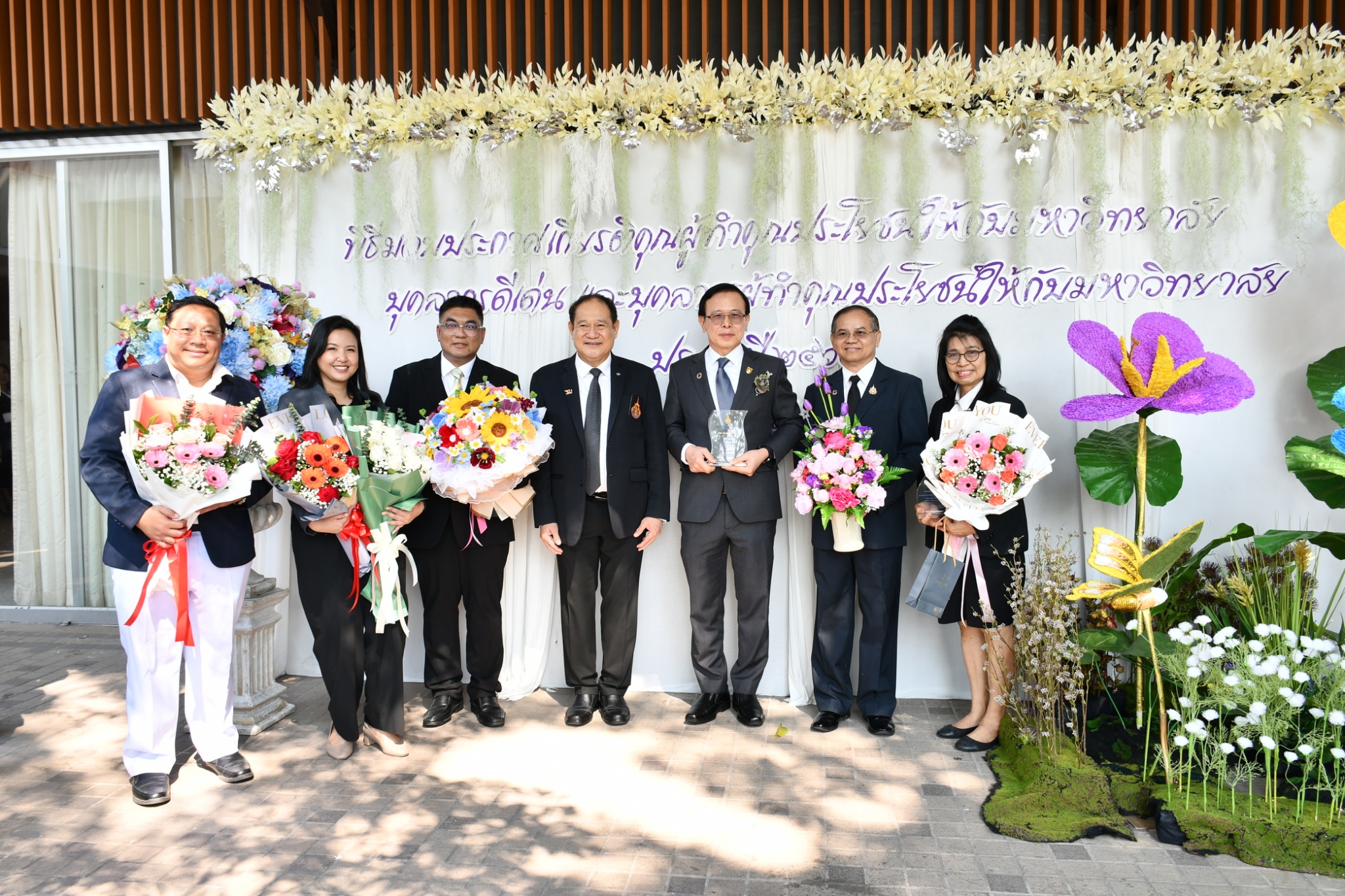 คณะวิทย์ฯ มทร.ธัญบุรี ยินดีกับ ผศ.นพรัตน์ และ อ.ประภาส รับโล่ผู้ทำคุณประโยชน์และบุคลากรดีเด่น ปี 2568