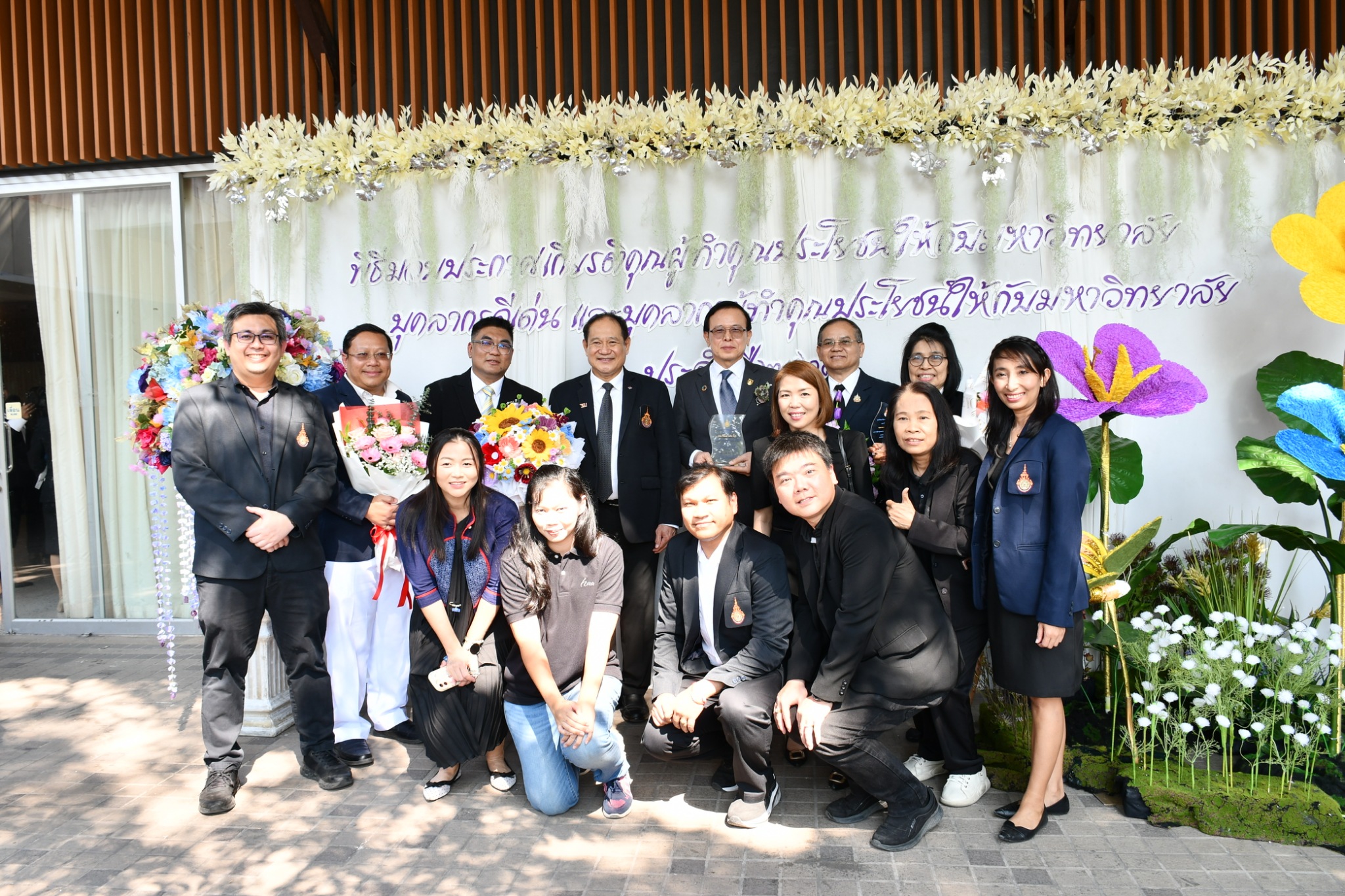 คณะวิทย์ฯ มทร.ธัญบุรี ยินดีกับ ผศ.นพรัตน์ และ อ.ประภาส รับโล่ผู้ทำคุณประโยชน์และบุคลากรดีเด่น ปี 2568