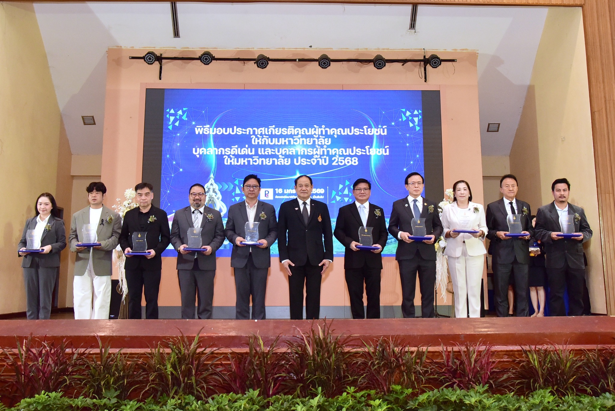 คณะวิทย์ฯ มทร.ธัญบุรี ยินดีกับ ผศ.นพรัตน์ และ อ.ประภาส รับโล่ผู้ทำคุณประโยชน์และบุคลากรดีเด่น ปี 2568