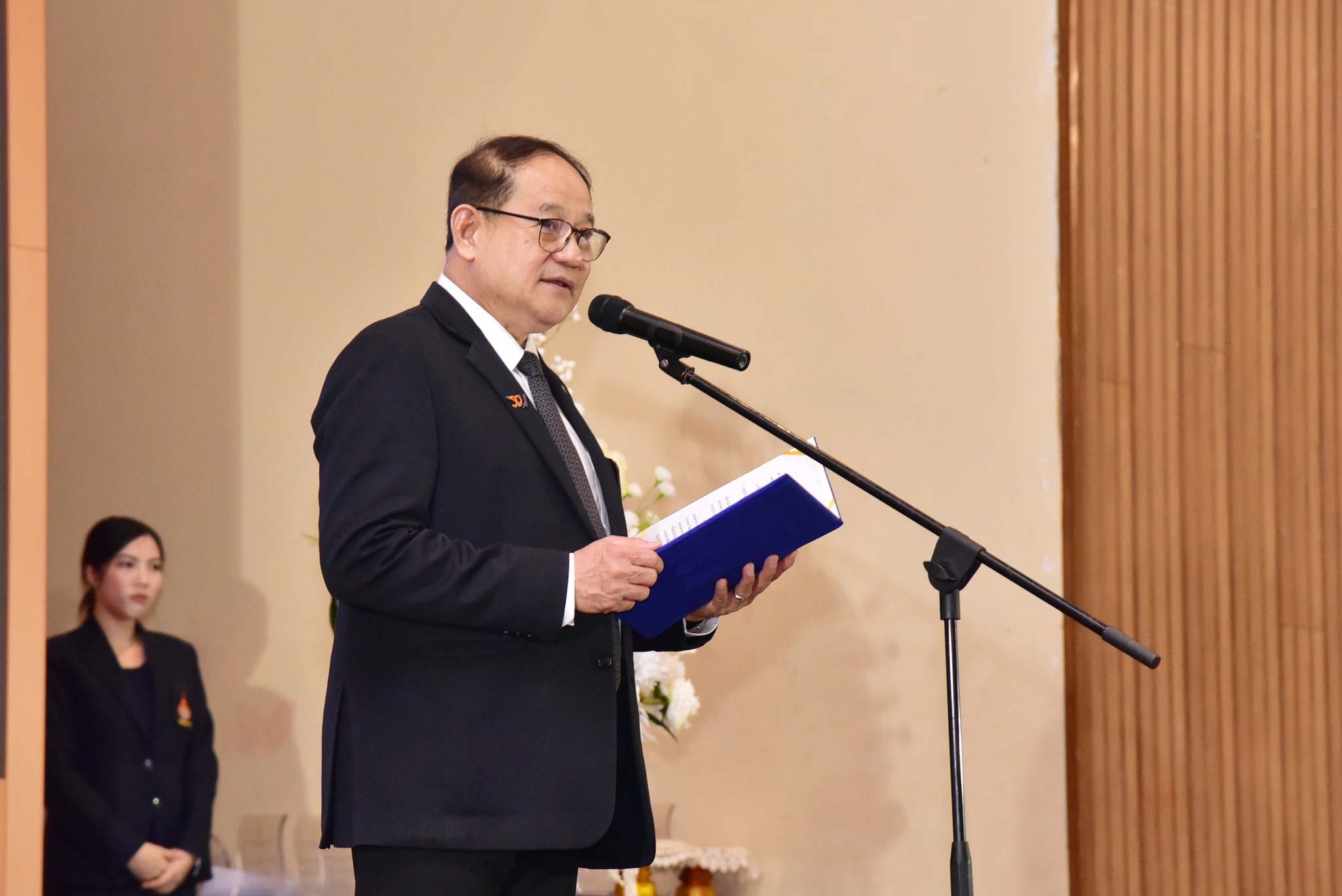 คณะวิทย์ฯ มทร.ธัญบุรี ยินดีกับ ผศ.นพรัตน์ และ อ.ประภาส รับโล่ผู้ทำคุณประโยชน์และบุคลากรดีเด่น ปี 2568