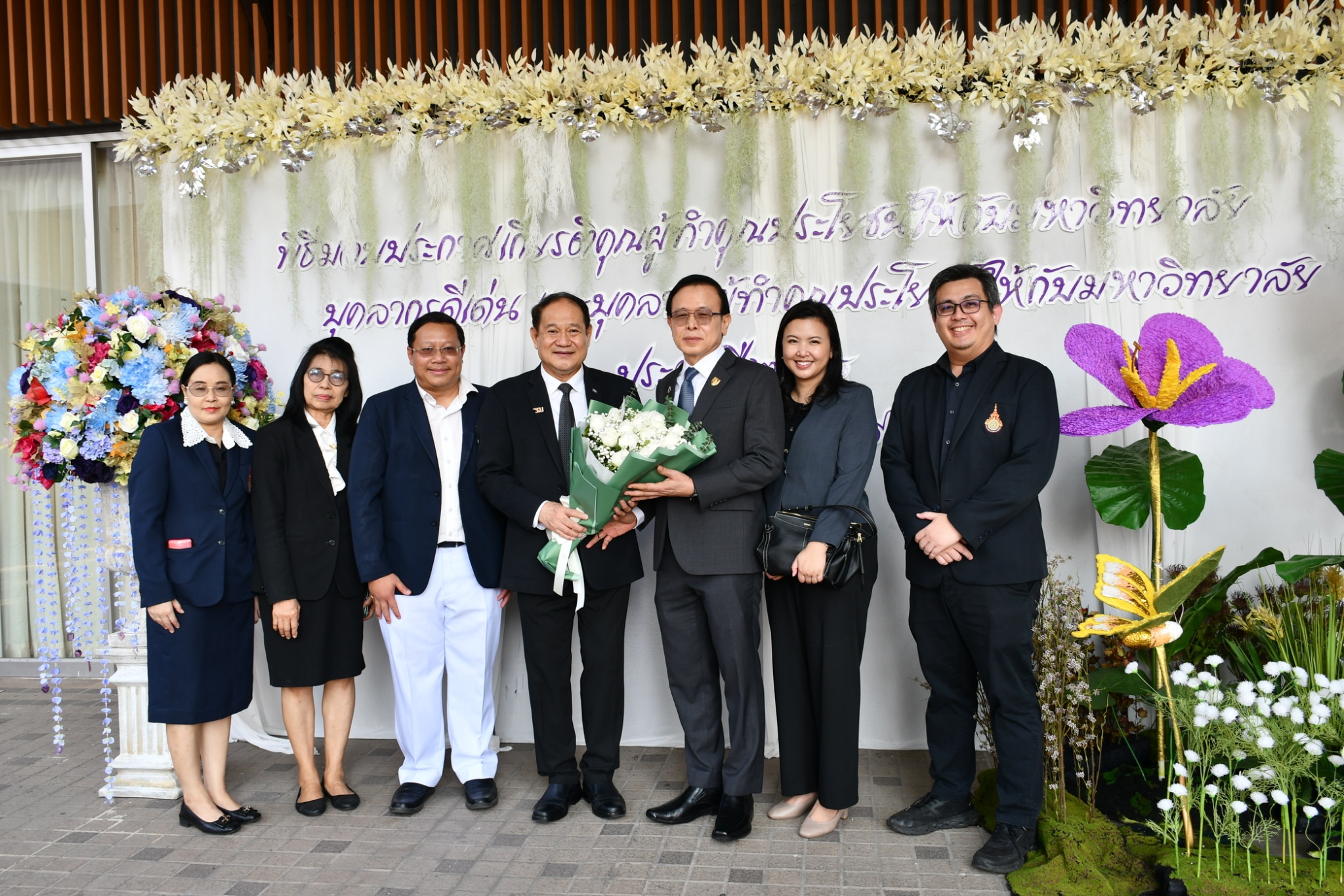 คณะวิทย์ฯ มทร.ธัญบุรี ยินดีกับ ผศ.นพรัตน์ และ อ.ประภาส รับโล่ผู้ทำคุณประโยชน์และบุคลากรดีเด่น ปี 2568